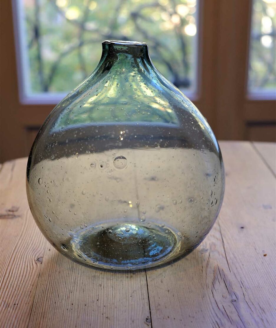 Vase en verre recyclé transparent fabriqué au Liban