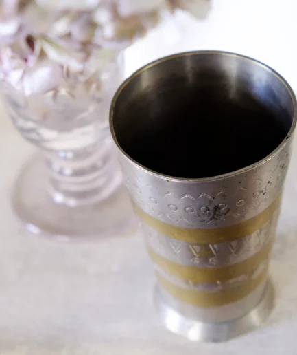 Verre à lassi motifs fleurettes