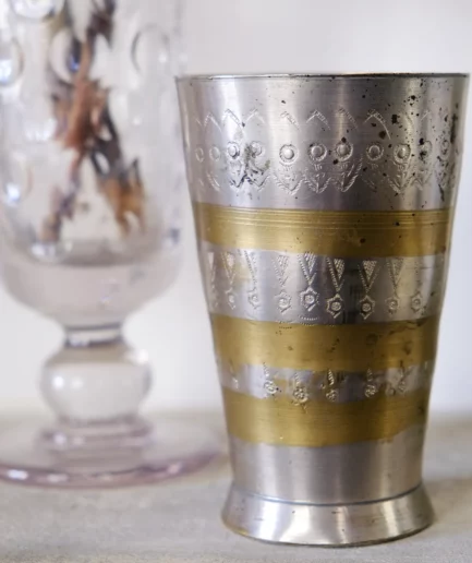 Verre à lassi motifs fleurettes